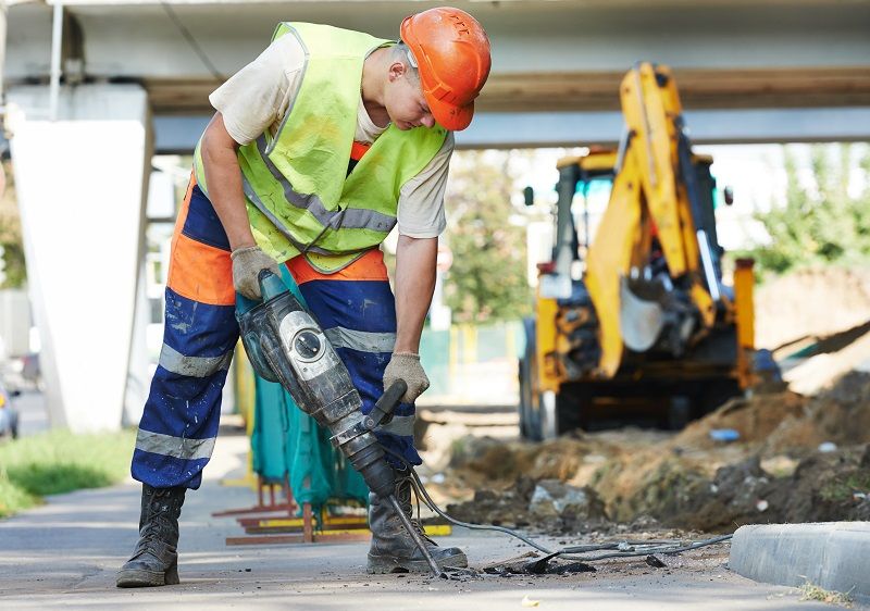 construction-worker-with-perforator-cm