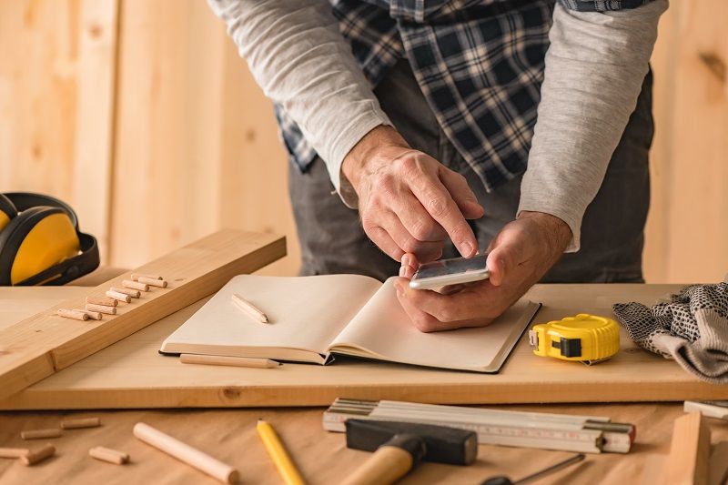 Carpenter-making-project-calculation-using-smartphone-app-cm