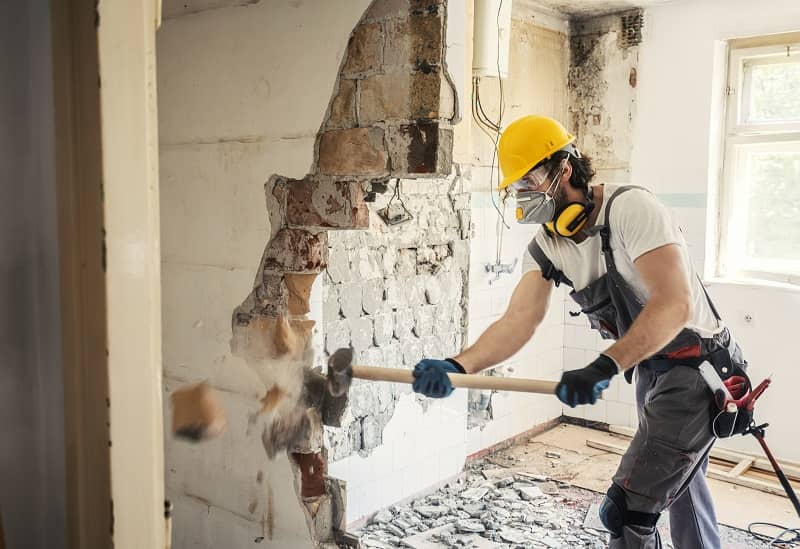 Worker using hammer-cm