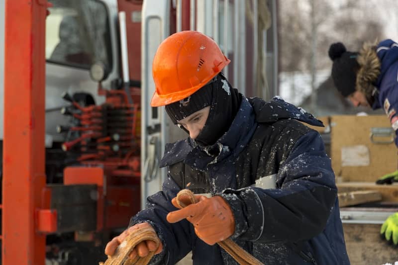 Slinger in an orange helmet on unloading ice blocks-cm