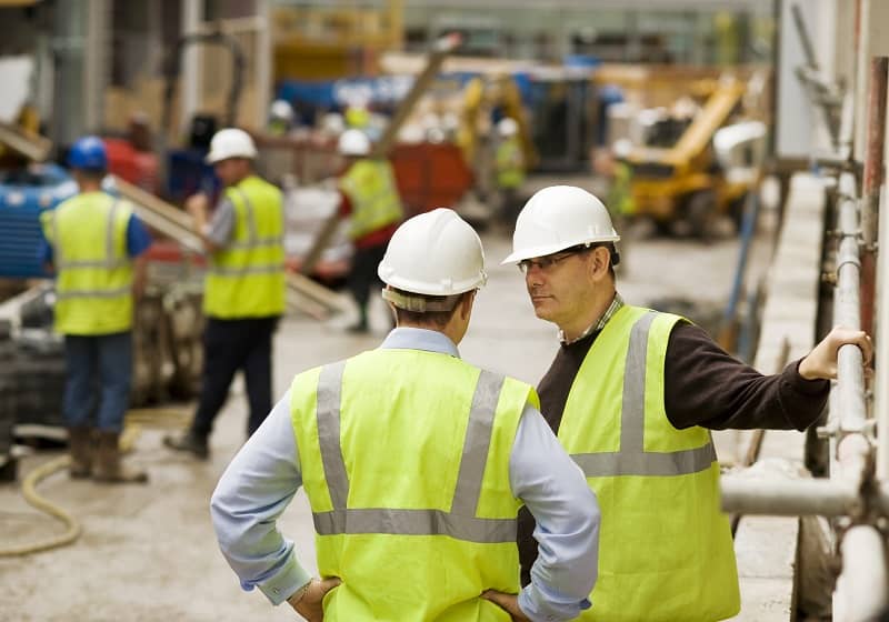 Architect and construction manager in discussion-cm