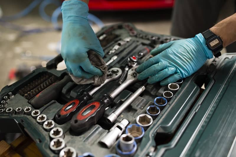 Mechanic cleaning tools in box-cm