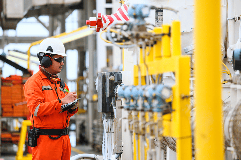 Operator recording operation of oil and gas process-cm