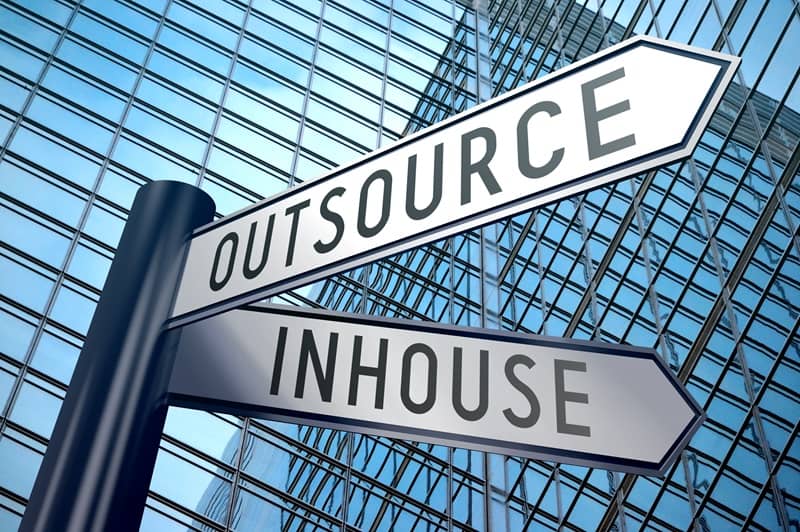 Signpost illustration, two arrows - inhouse, outsource-cm